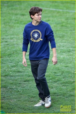 tom-holland-wears-school-sweatshirt-on-spider-man-homecoming-set-17.jpg