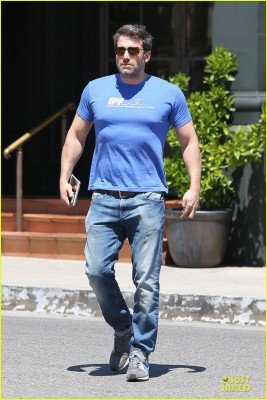 ben-affleck-buff-body-in-tight-tee-01.jpg