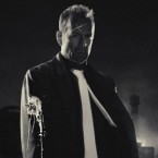 En principe, l&rsquo;Inspecteur John Hartigan n&rsquo;a pas grand chose à voir avec l&rsquo;histoire de Sin City : A Dame to Kill For (J&rsquo;ai tué pour...