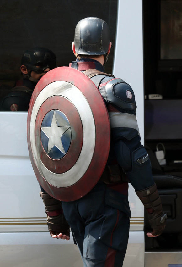 avengers-age-of-ultron-tournage-captain-america-shield