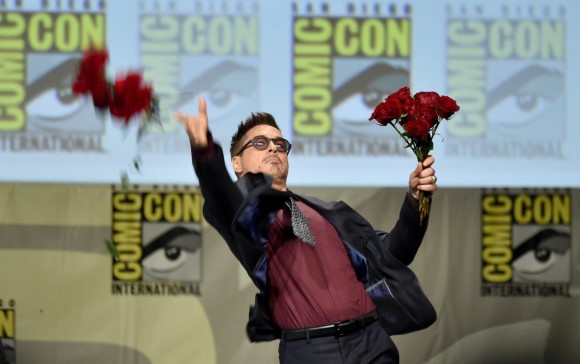 robert-downey-jr-roses-sdcc