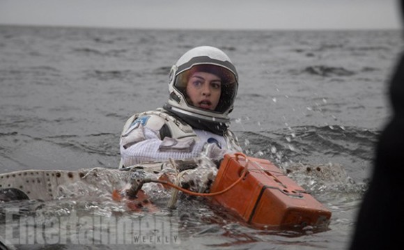 anne-hathaway-swimming-interstellar