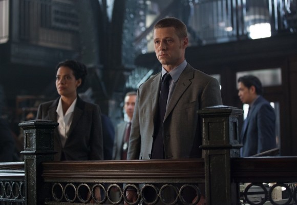 gotham-episode-penguin-umbrella-police