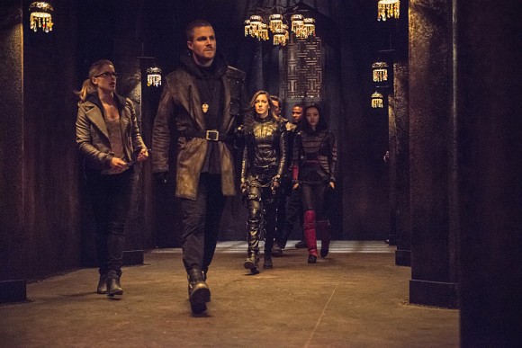 arrow-this-is-your-sword-episode-felicity-chained