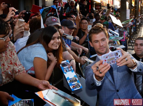 avengers-age-of-ultron-world-premiere-selfie-hemsworth