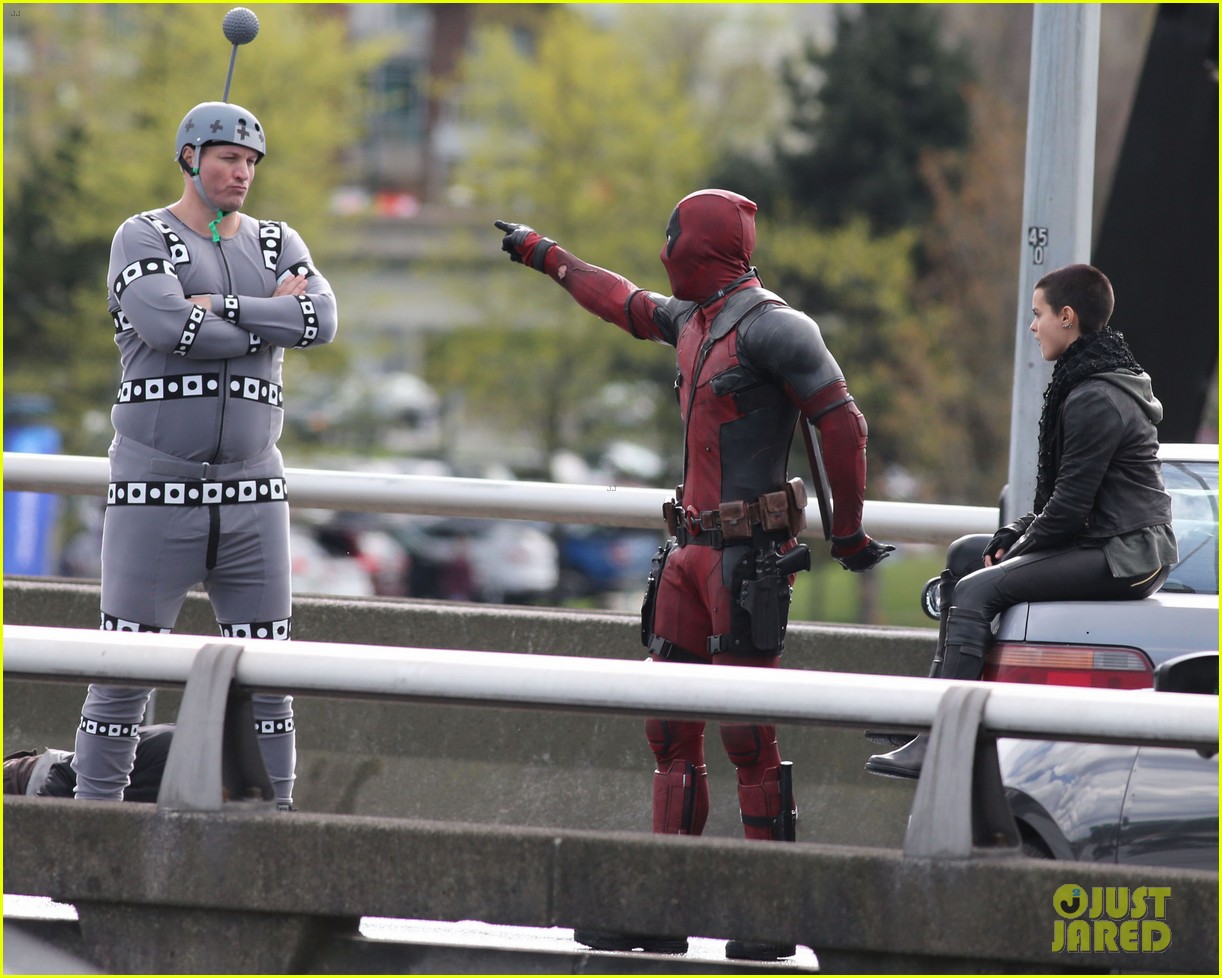DEADPOOL - Page 3 Deadpool-movie-tournage-shooting-pose-colossus