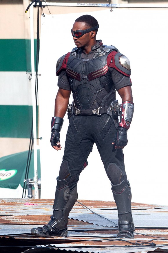 captain-america-civil-war-costume-faucon-mackie
