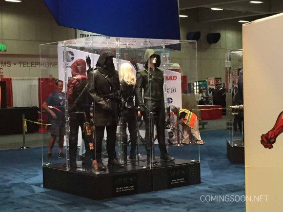 arrow-stand-warner-comic-con-costume-archer