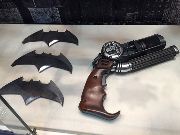 batman-v-superman-comic-con-batarang