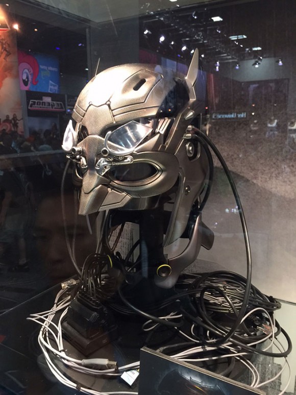 batman-v-superman-comic-con-cowl-tech