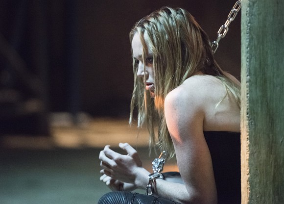 arrow-episode-beyond-redomption-caity-lotz