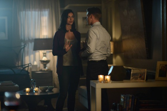 GOTHAM: L-R: Morena Baccarin and Benjamin McKenzie in the ÒRise of the Villains: ScarificationÓ episode of GOTHAM airing Monday, Oct. 19 (8:00-9:00 PM ET/PT) on FOX. ©2015 Fox Broadcasting Co. Cr: FOX.